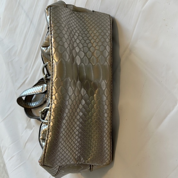 Liz Claiborne women’s bright silver faux crocodile handle bag - Picture 5 of 13